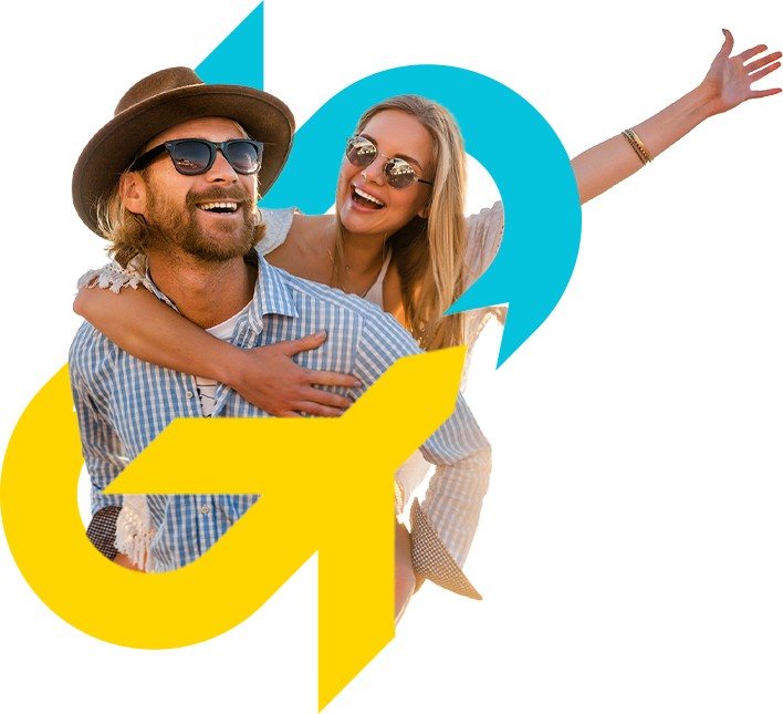 Casal sorrindo durante uma viagem, com o símbolo da Unique Travel